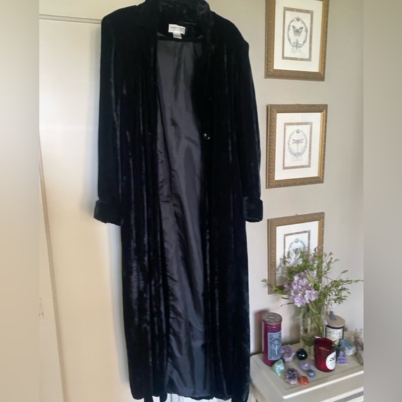 Elegant Maxi Black Velvet Jacket - Picture 6 of 8